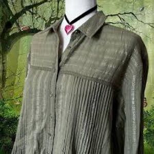 Hollister Olive Green Button-Up Pintuck Blouse. Item # 11366